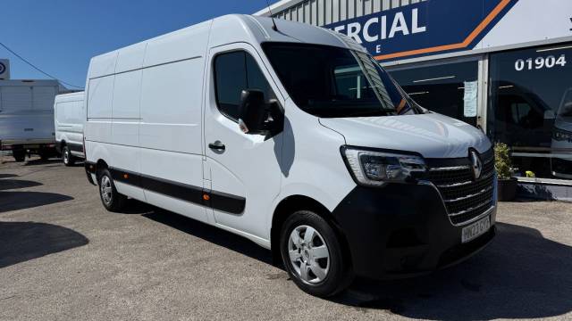 Renault Master 2.3 LM35dCi 135 Business+ Medium Roof Van Panel Van Diesel White
